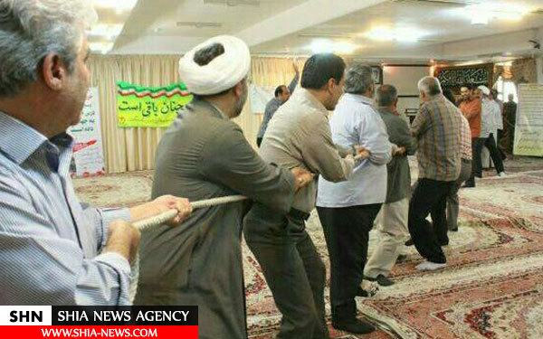 مسابقه عجیب طناب کشی روی فرش نمازخانه! مسابقه عجیب طناب کشی روی فرش نمازخانه!