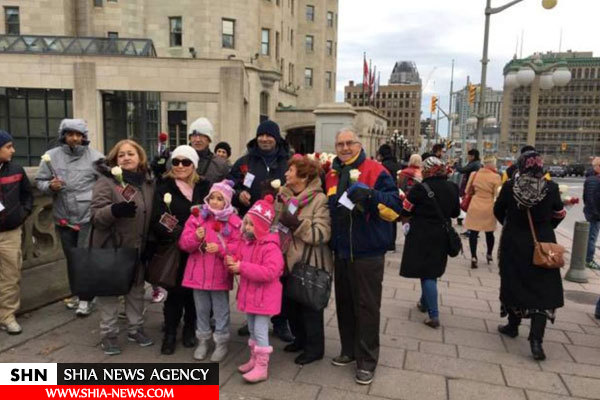 توزیع گل‌ به یاد شهدای کربلا در کانادا+ تصاویر