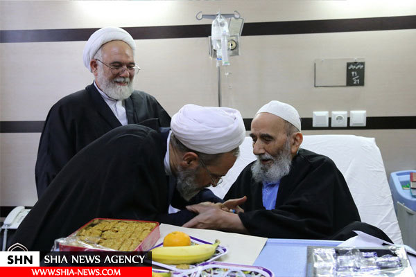 عیادت مدیر حوزه های علمیه از آیت الله صلواتی عیادت مدیر حوزه های علمیه از آیت الله صلواتی