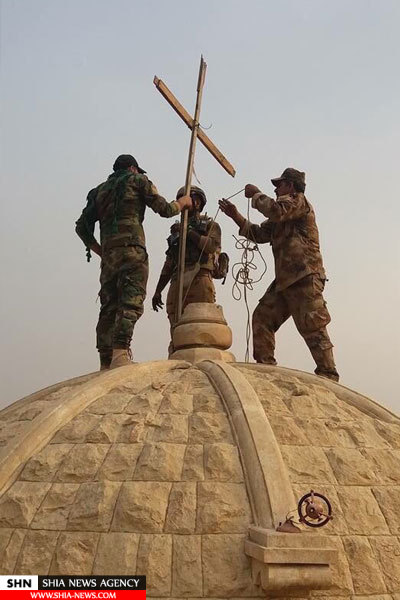 کمک سربازان شیعه به تعمیر کلیساها در شهرهای آزاد شده عراق + تصاویر