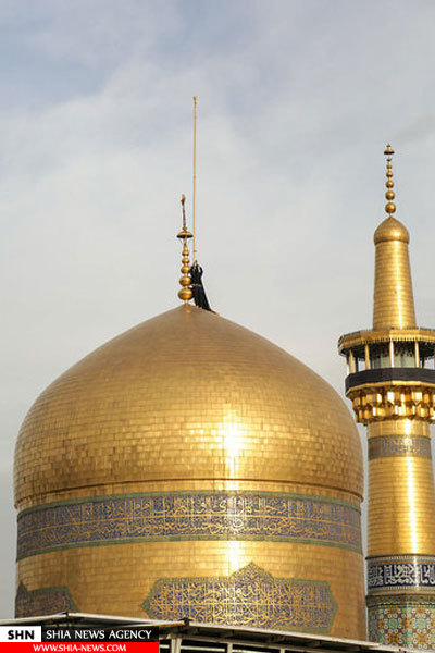 تصاویر تعویض پرچم گنبد منور رضوی تصاویر تعویض پرچم گنبد منور رضوی
