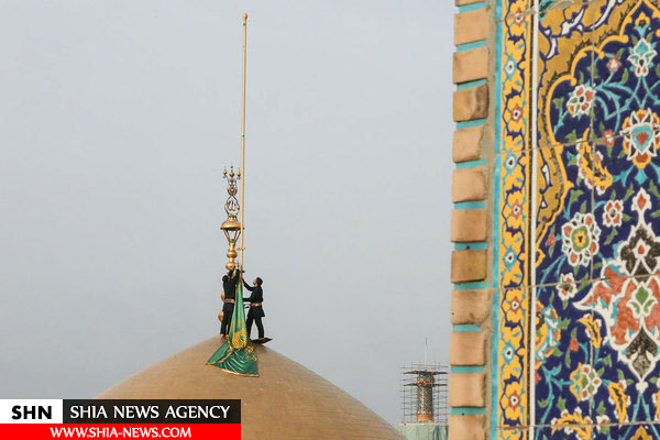 تصاویر تعویض پرچم گنبد منور رضوی تصاویر تعویض پرچم گنبد منور رضوی