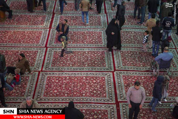 تصویر فرش ایرانی زیر پای زائران حرم حضرت عباس(ع) تصویر فرش ایرانی زیر پای زائران حرم حضرت عباس(ع)