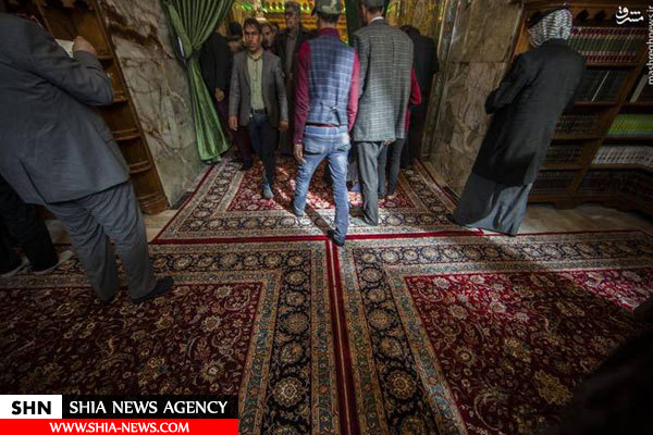 تصویر فرش ایرانی زیر پای زائران حرم حضرت عباس(ع) تصویر فرش ایرانی زیر پای زائران حرم حضرت عباس(ع)