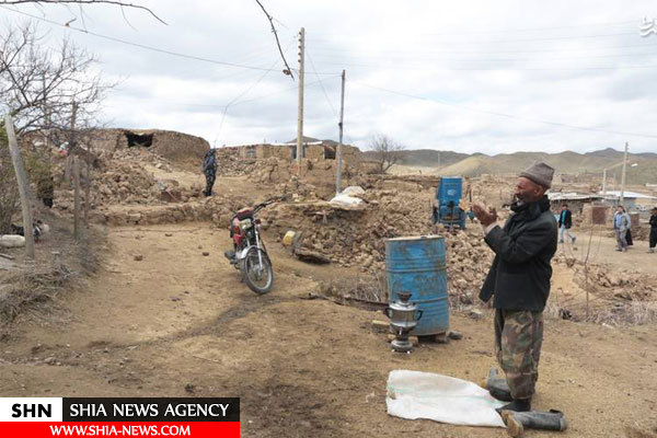 تصویر نماز پیرمرد روستایی در کنار خانه ویران شدهاش تصویر نماز پیرمرد روستایی در کنار خانه ویران شدهاش