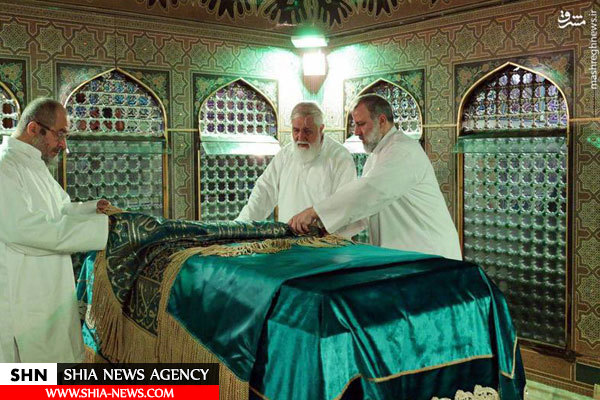 تصویر غبارروبی مضجع نورانی امام رضا(ع) تصویر غبارروبی مضجع نورانی امام رضا(ع)