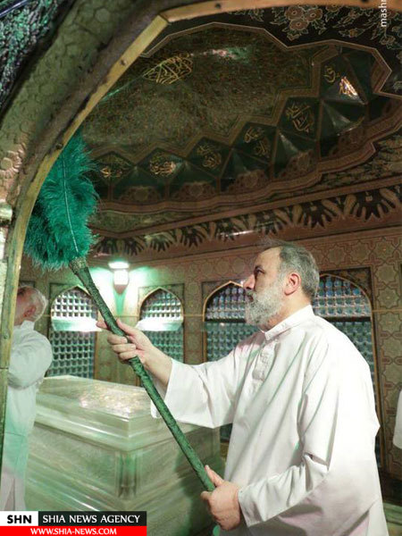 تصویر غبارروبی مضجع نورانی امام رضا(ع) تصویر غبارروبی مضجع نورانی امام رضا(ع)