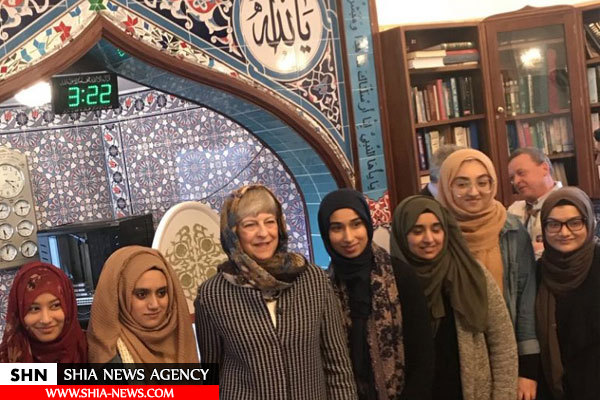 نخست وزیر بریتانیا با حجاب اسلامی در یک مسجد حضور پیدا کرد+ تصاویر