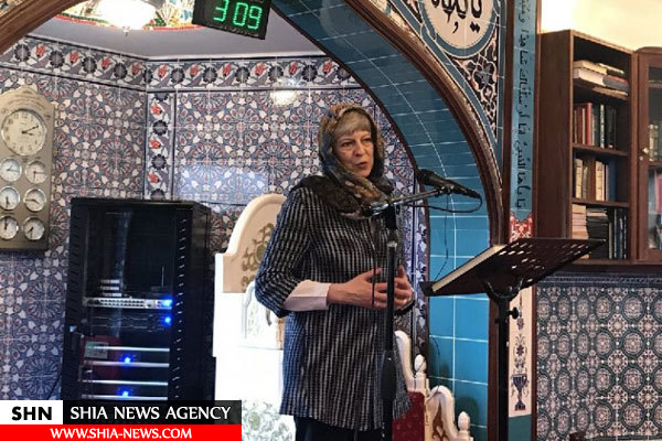 نخست وزیر بریتانیا با حجاب اسلامی در یک مسجد حضور پیدا کرد+ تصاویر