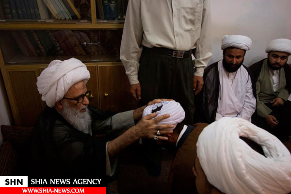 طلاب به دست آیت الله نجفی معمم شدند+ تصاویر