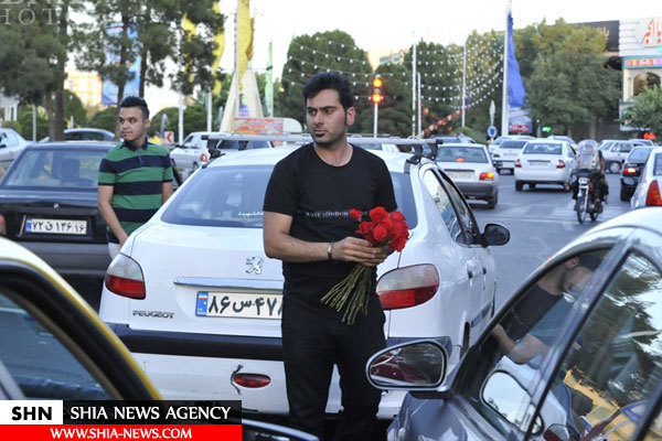 تصاویر توزیع گل بین مردم به مناسبت ولادت امام حسن مجتبی(ع) در شهر قم