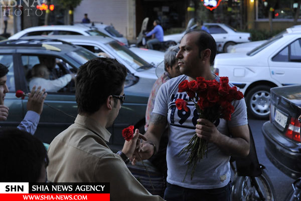 تصاویر توزیع گل بین مردم به مناسبت ولادت امام حسن مجتبی(ع) در شهر قم