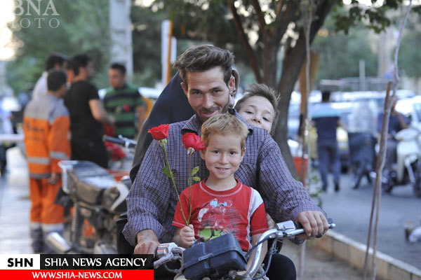 تصاویر توزیع گل بین مردم به مناسبت ولادت امام حسن مجتبی(ع) در شهر قم