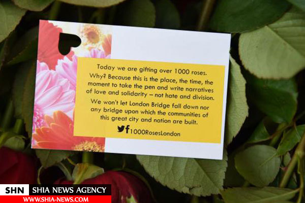 مسلمانان انگلستان هزاران شاخه گل به رهگذران تقدیم کردند+ تصاویر