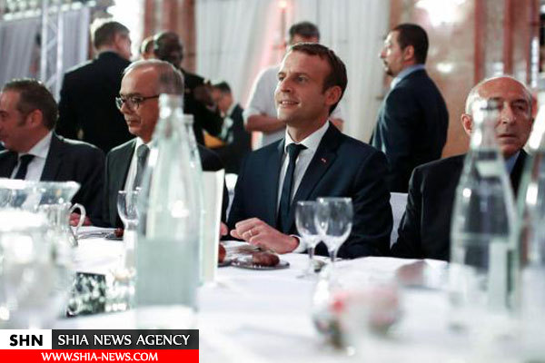 تصویر حضور رئیس جمهور فرانسه در افطاری مسلمان