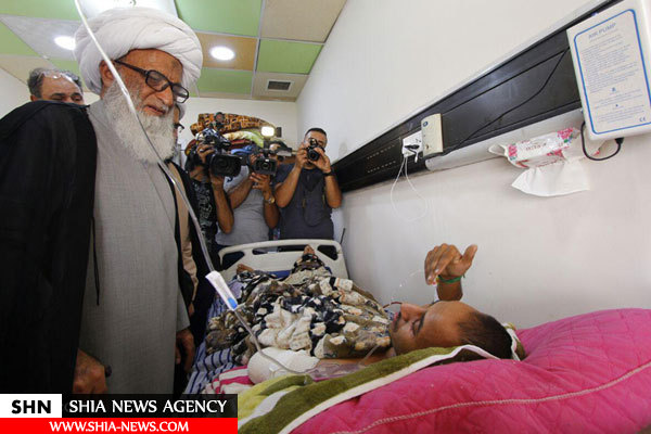 عیادت یکی از مراجع تقلید از مجروحان عراقی و دیدار با خانواده شهدا