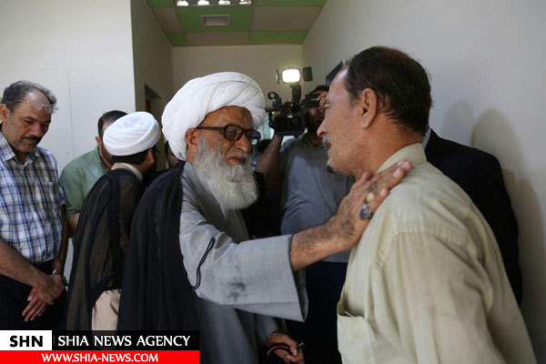 عیادت یکی از مراجع تقلید از مجروحان عراقی و دیدار با خانواده شهدا