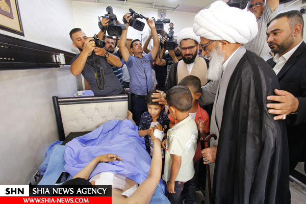 عیادت یکی از مراجع تقلید از مجروحان عراقی و دیدار با خانواده شهدا