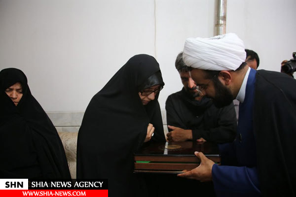 تصاویر حضور خادمان کریمه با پرچم حرم حضرت معصومه(س) در منزل شهید حججی تصاویر حضور خادمان کریمه با پرچم حرم حضرت معصومه(س) در منزل شهید حججی