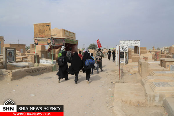 حرکت زائران حسینی از وادیالسلام نجف به طرف کربلا حرکت زائران حسینی از وادیالسلام نجف به طرف کربلا