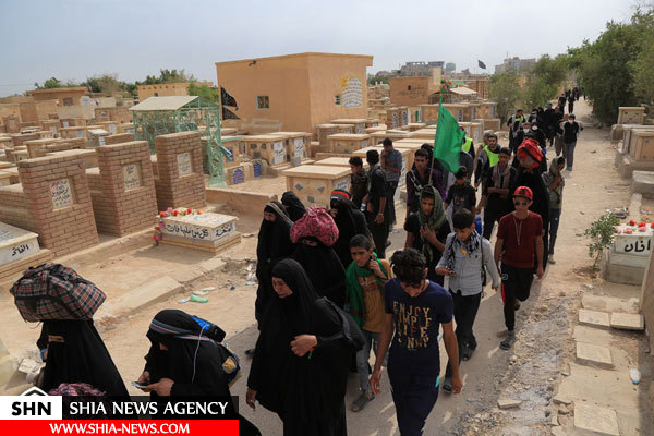 حرکت زائران حسینی از وادیالسلام نجف به طرف کربلا حرکت زائران حسینی از وادیالسلام نجف به طرف کربلا