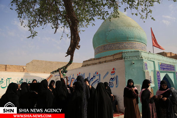 حرکت زائران حسینی از وادیالسلام نجف به طرف کربلا حرکت زائران حسینی از وادیالسلام نجف به طرف کربلا