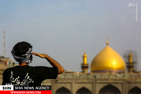 تصویر احترام زائر ایرانی به امیرالمومنین (ع) تصویر احترام زائر ایرانی به امیرالمومنین (ع)