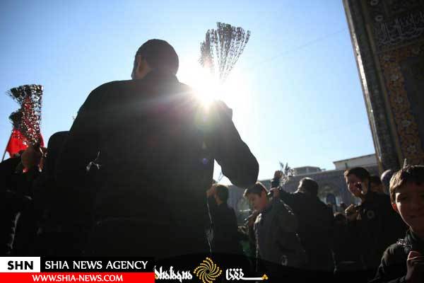 مشهد و حضور عزاداران در حرم مطهر امام رضا(ع)