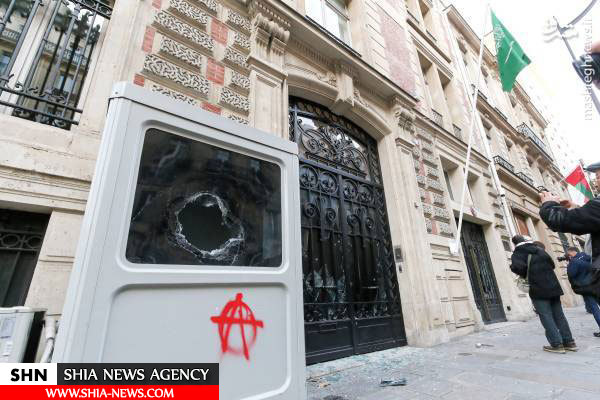 تصویر حمله مردم فرانسه به سفارت عربستان