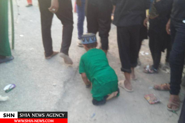 کودک معلول بر روی دو دست در راه کربلا + تصویر