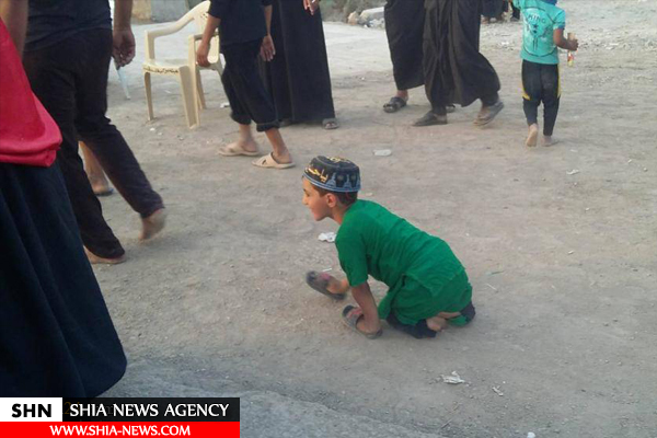کودک معلول بر روی دو دست در راه کربلا + تصویر