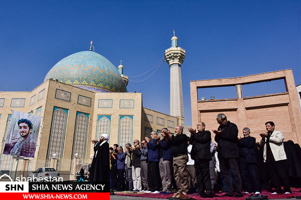 مسجدی بسته و نمازگزارانی سرگردان در خیابان
