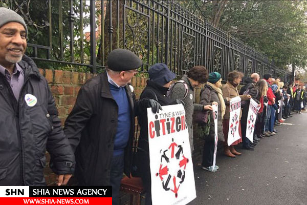 تشکیل حلقه انسانی معترضان به نژادپرستی به دور مسجد