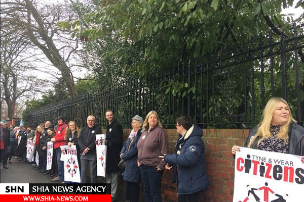 تشکیل حلقه انسانی معترضان به نژادپرستی به دور مسجد