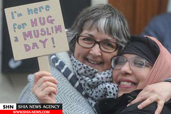 تشکیل حلقه انسانی معترضان به نژادپرستی به دور مسجد