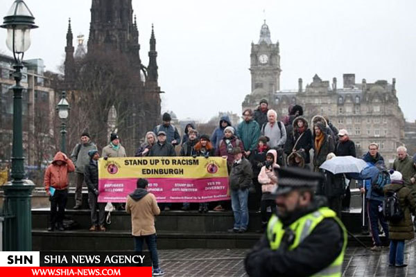 تشکیل حلقه انسانی معترضان به نژادپرستی به دور مسجد