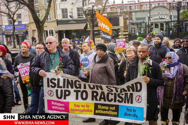 تشکیل حلقه انسانی معترضان به نژادپرستی به دور مسجد