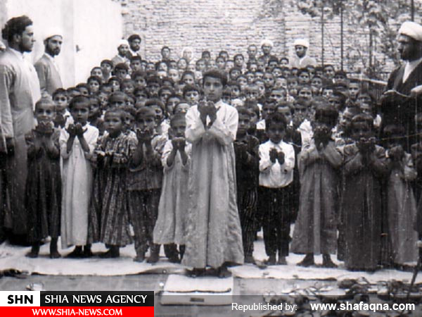 تصویری قدیمی از نماز جماعت کودکان در مدرسه‌ی جعفریه‌ی آیت‌الله شاهرودی (ره)