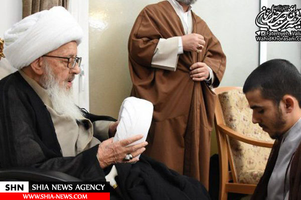 عمامه گذاری تعدادی از طلاب به دست آیت الله وحید خراسانی