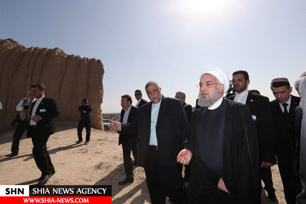 روحانی در قدمگاه امام هشتم(ع) در مرو روحانی در قدمگاه امام هشتم(ع) در مرو