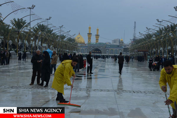 خدمت رسانی خادمان در حرم حضرت عباس (ع) و صحن های آن