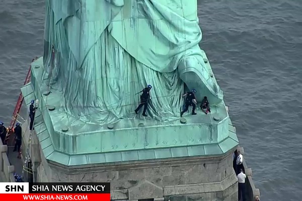 اعتراض به سیاست‌های ضدمهاجرتی با بالا رفتن از مجسمه آزادی