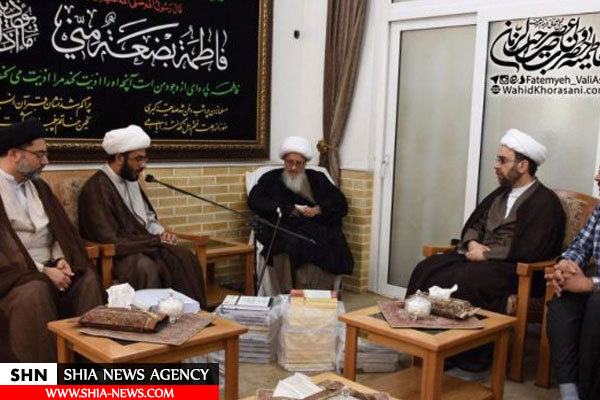 اهدای جلد اول کتاب مصباح الهدی و سفینه النجاه به آیت الله وحید خراسانی