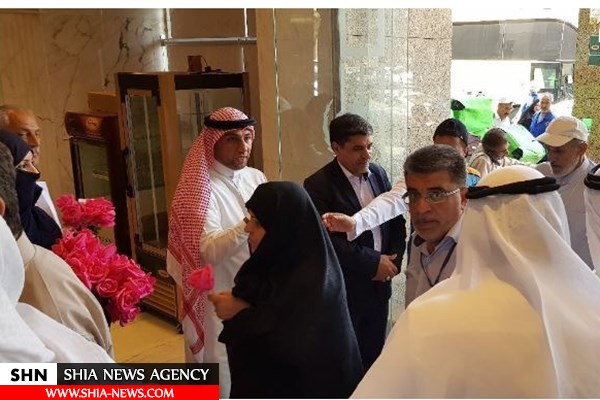 استقبال عربستان از زائران ایرانی با گل و آب زمزم