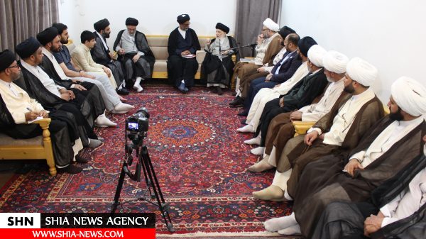 دیدار هیئتی از آستان قدس رضوی با آیت الله حکیم دیدار هیئتی از آستان قدس رضوی با آیت الله حکیم