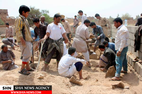آماده کردن قبرهای کودکان قربانی حمله وحشیانه جنگنده‌های سعودی