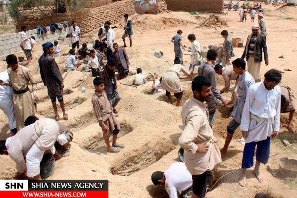 آماده کردن قبرهای کودکان قربانی حمله وحشیانه جنگنده‌های سعودی