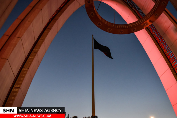 اهتزاز پرچم یاحسین(ع) بر فراز بلندترین سکوی پرچم خاورمیانه + تصاویر