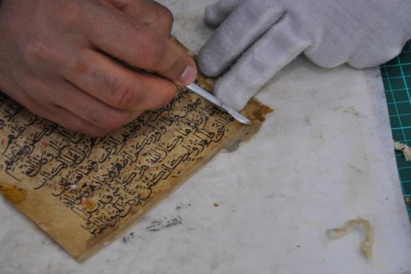ترمیم نسخه کهن قرآن در آستان عباسی
