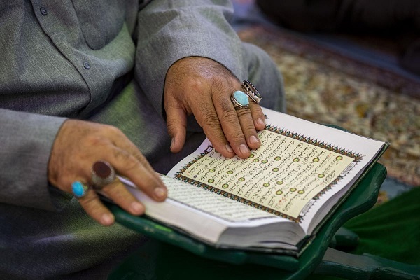 مراسم شبی با قرآن در حرم حضرت عباس(ع) برگزار شد مراسم شبی با قرآن در حرم حضرت عباس(ع) برگزار شد
